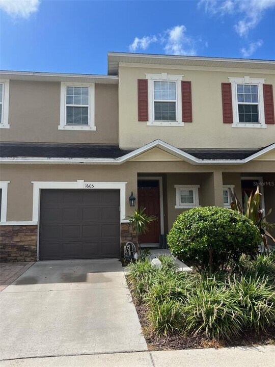 1605 Vineyard Ln in Oldsmar, FL - Building Photo