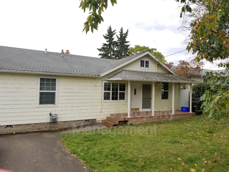 1437 Grove St in Roseburg, OR - Building Photo