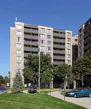 Garden City Tower in Garden City, MI - Foto de edificio - Building Photo