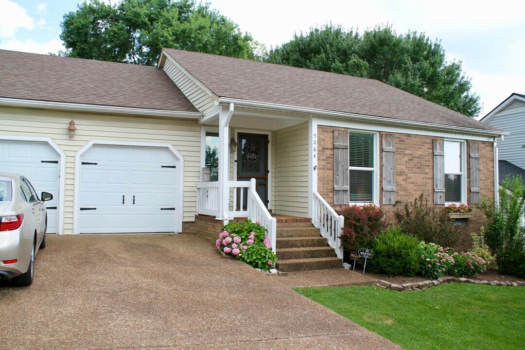 5064 English Village Dr in Nashville, TN - Building Photo