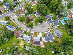 9 Regent Ct in Edison, NJ - Building Photo - Building Photo