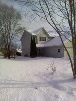 1103 Autumn Dr in West Bend, WI - Building Photo