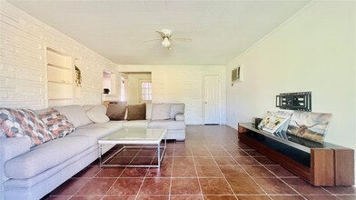 1626 Antoine Dr in Houston, TX - Building Photo - Building Photo