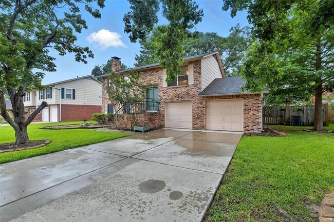 329 Gleneagles Dr in Friendswood, TX - Building Photo - Building Photo