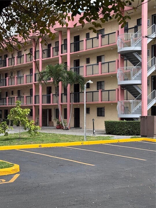 5290 W 21st Ct in Hialeah, FL - Foto de edificio