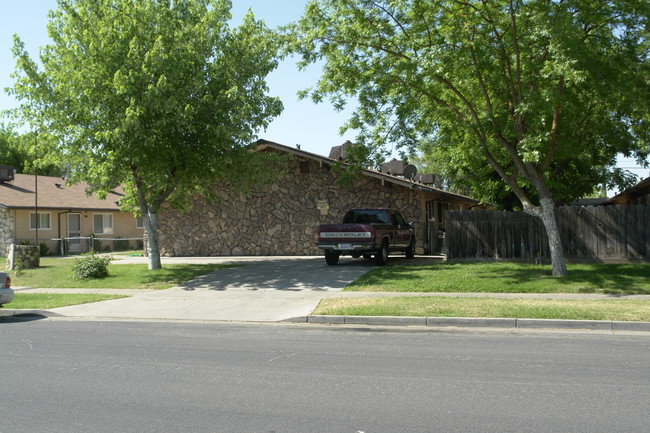 1140 W 12th St in Merced, CA - Foto de edificio - Building Photo