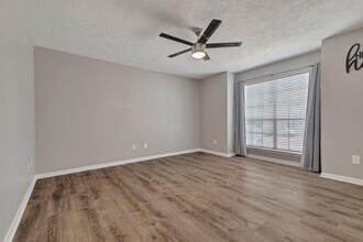 2402 Sycamore Ave in Huntsville, TX - Building Photo - Building Photo