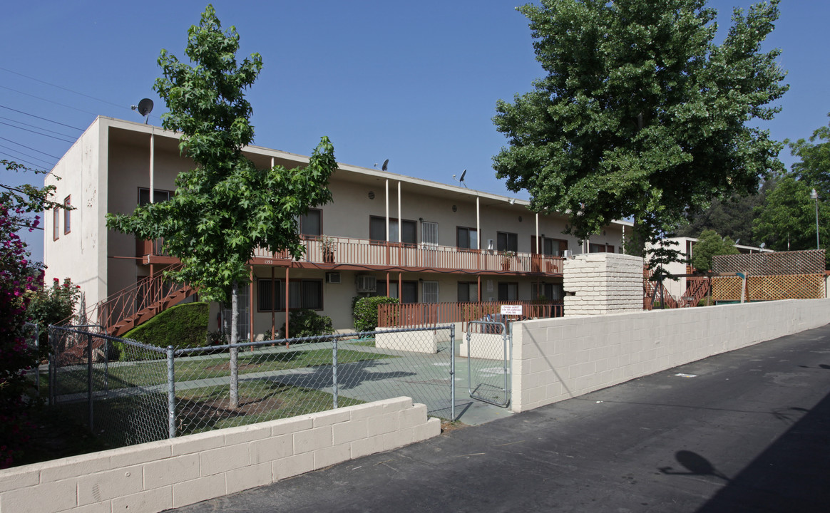 1371-1395 W La Cadena Dr in Riverside, CA - Building Photo