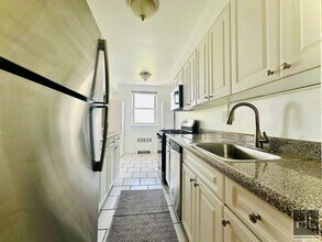 720 Pelham Rd in New Rochelle, NY - Building Photo - Building Photo
