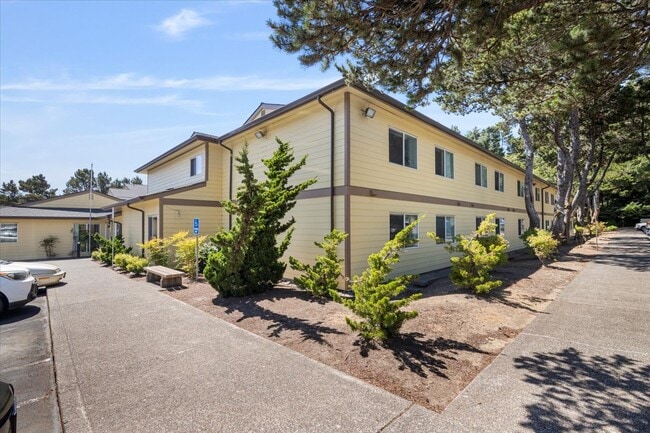 Surfwood Manor in Lincoln City, OR - Foto de edificio - Building Photo