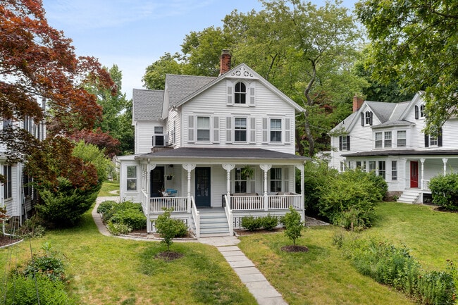 25 Raymond St in Darien, CT - Building Photo - Building Photo