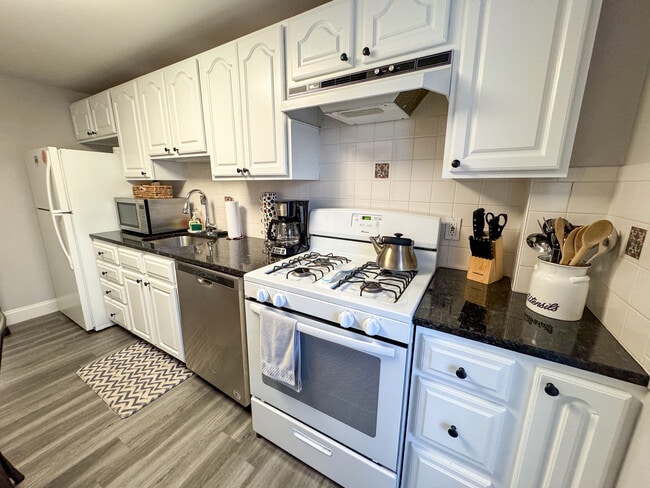 7 Harvard Sq, Unit 3A in Brookline, MA - Building Photo - Building Photo