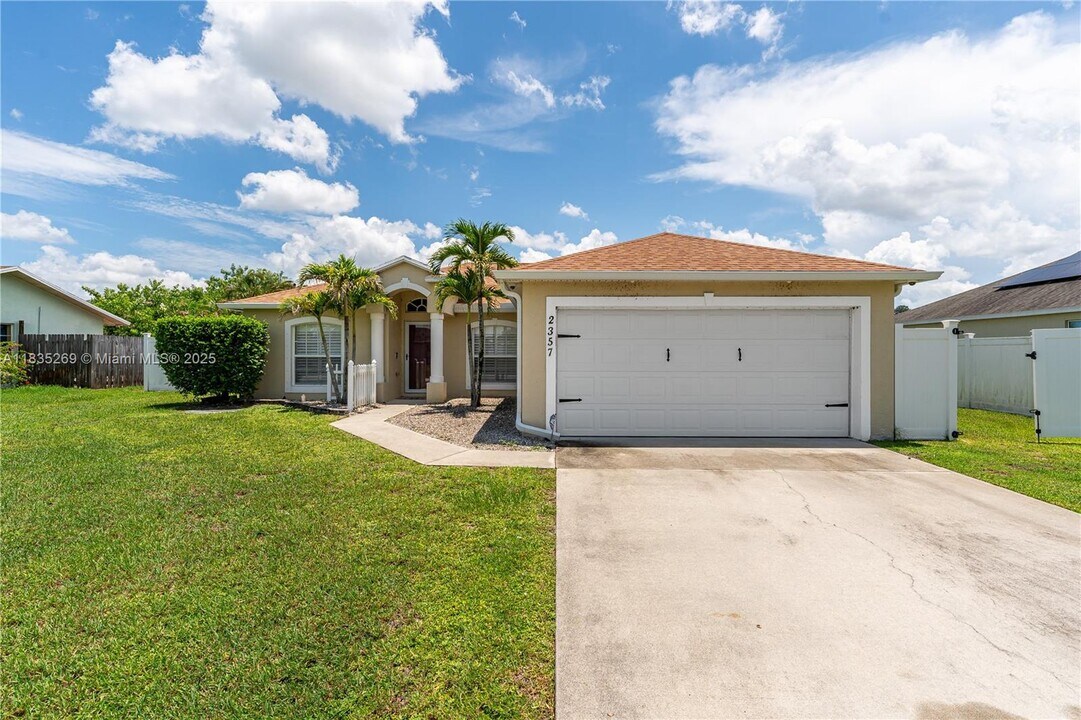 2357 SW Chestnut Ln in Port St. Lucie, FL - Building Photo