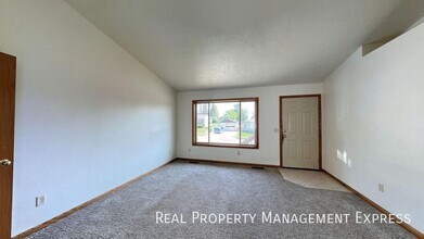 Charming 2 Bedroom 2 Bathroom Centrally Lo in Sioux Falls, SD - Building Photo - Building Photo