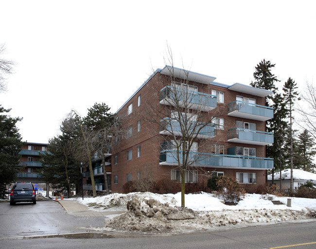 Essex Court in Richmond Hill, ON - Building Photo - Building Photo