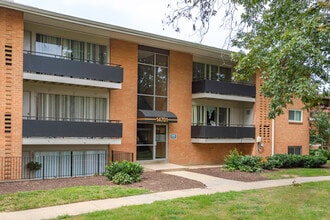 Laurel Pines in Laurel, MD - Building Photo - Building Photo