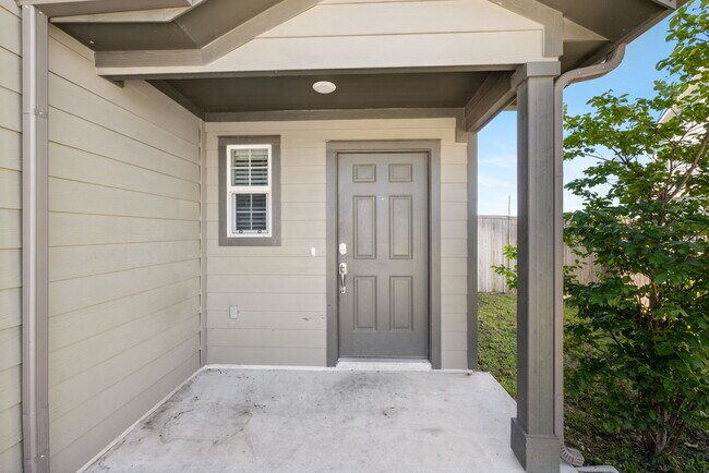 12101 Short Leaf Path in Del Valle, TX - Building Photo - Building Photo