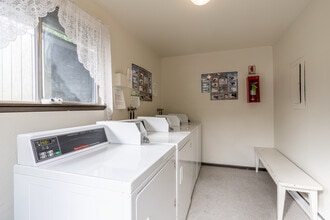 Wayside Apartments in Salem, OR - Foto de edificio - Building Photo