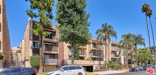 property at 433 S Manhattan Pl