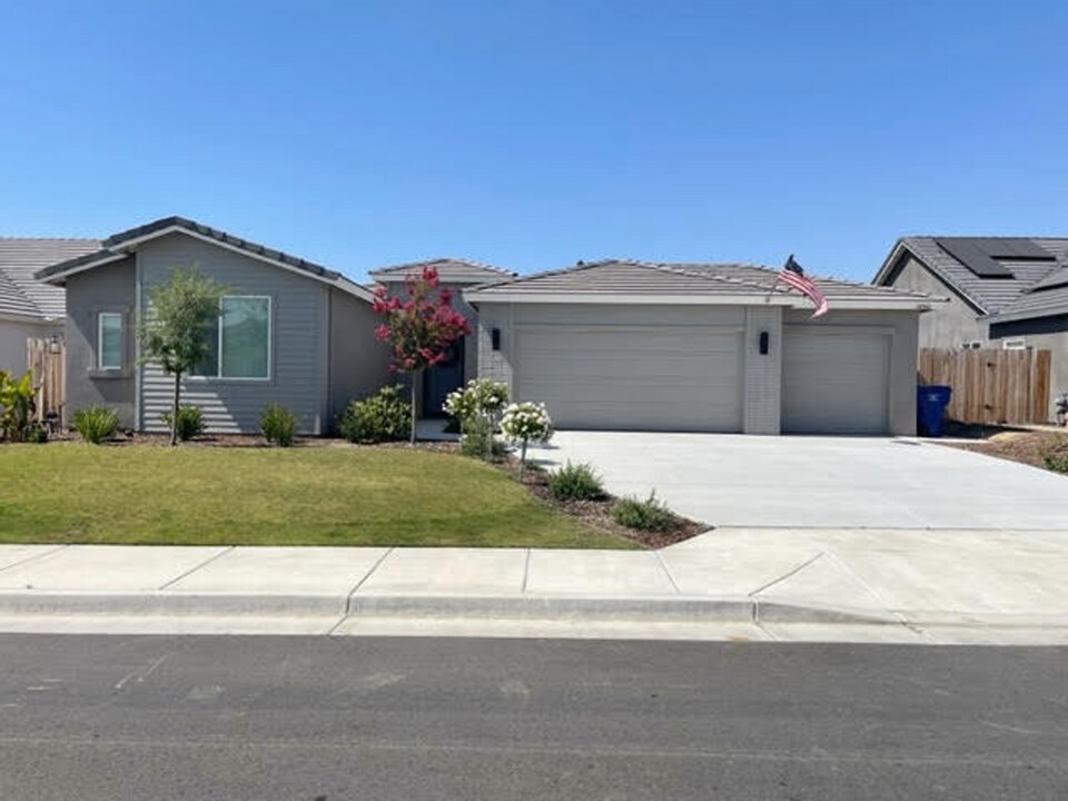 14906 Wayne Lee Ct in Bakersfield, CA - Building Photo