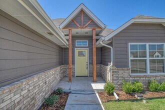 600 Smt Pt Ln in Norman, OK - Building Photo - Building Photo