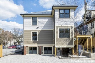 23 Winslow Rd, Unit 2 in Brookline, MA - Building Photo - Building Photo