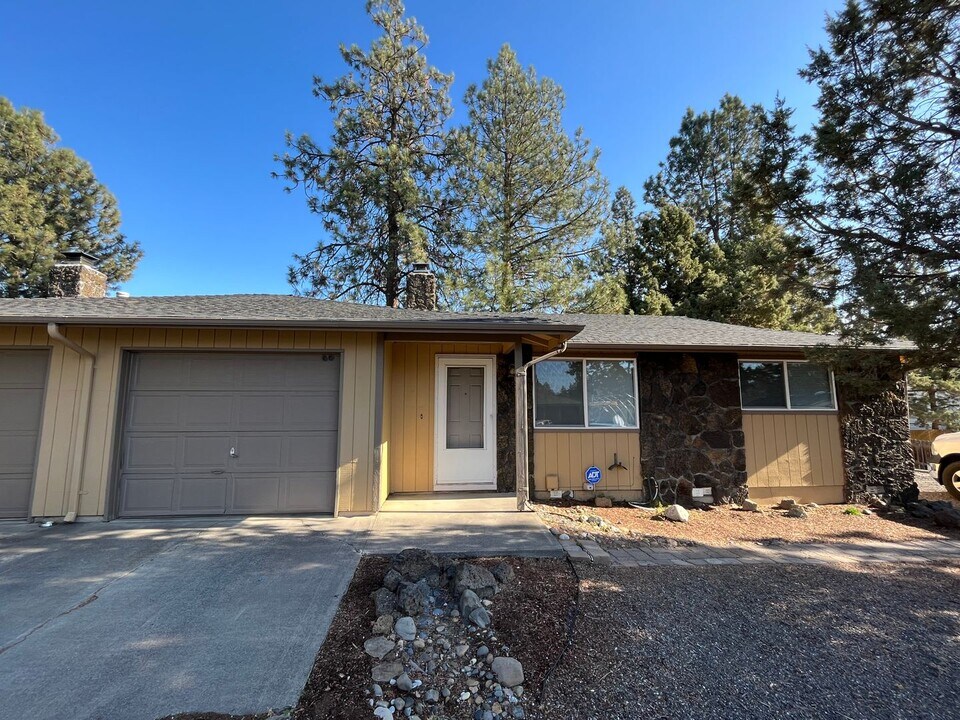 1637 SE Skylark Dr in Bend, OR - Foto de edificio
