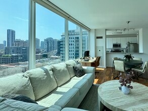 757 N Orleans St, Unit 1206 in Chicago, IL - Foto de edificio - Building Photo