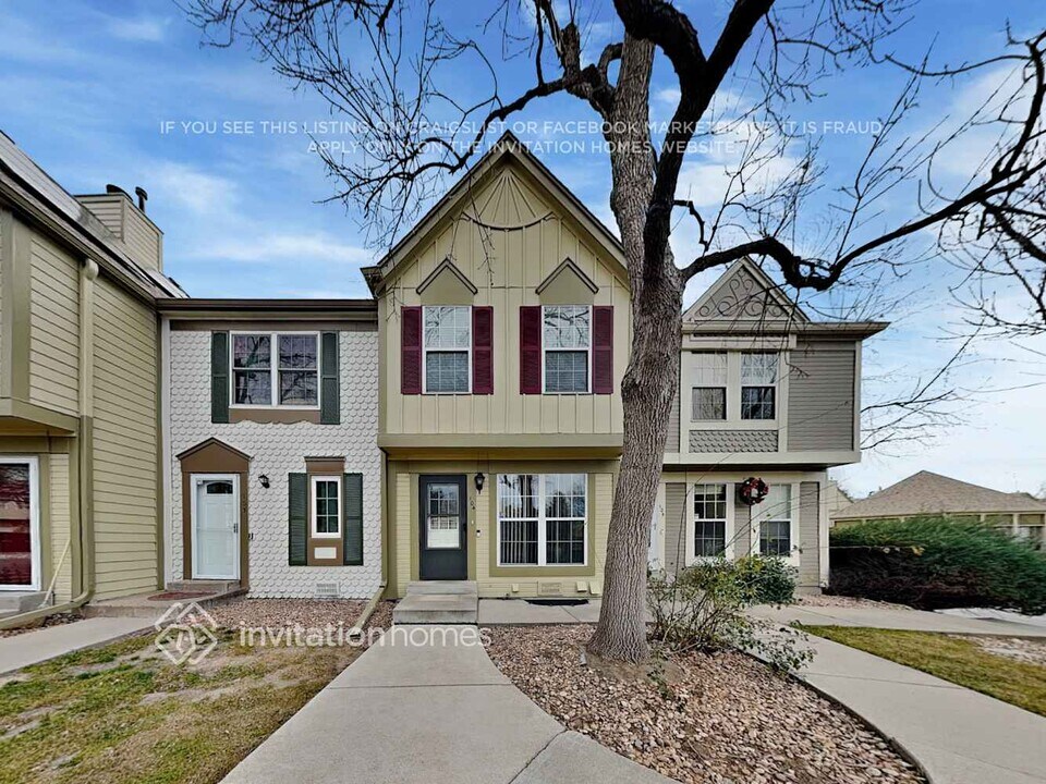 1811 S Quebec Way in Denver, CO - Building Photo