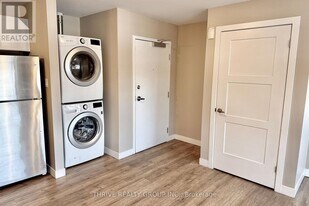 1277 Commissioners Rd W in London, ON - Building Photo