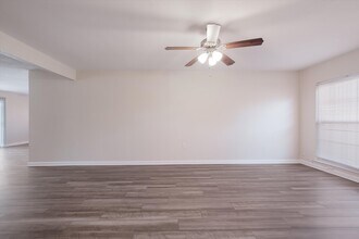 7809 Hollow Oak in Live Oak, TX - Building Photo - Building Photo