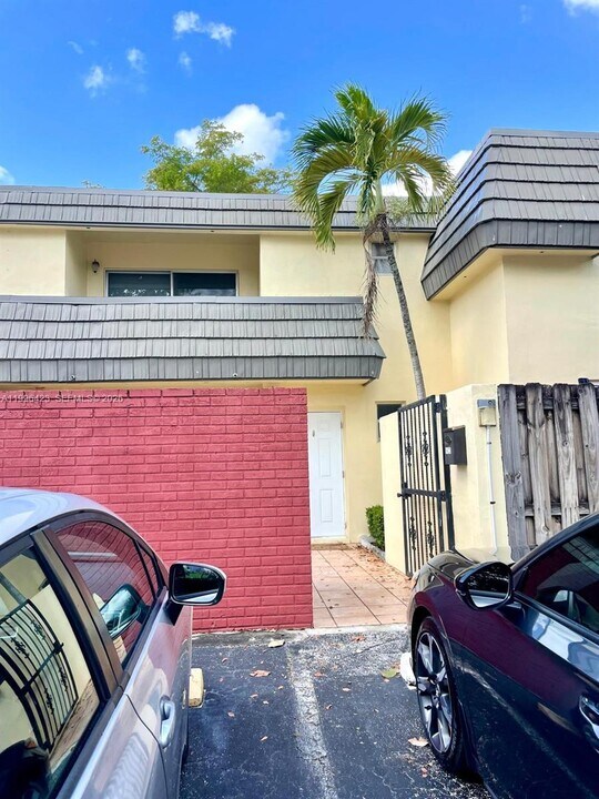 8423 SW 137th Ave in Miami, FL - Building Photo