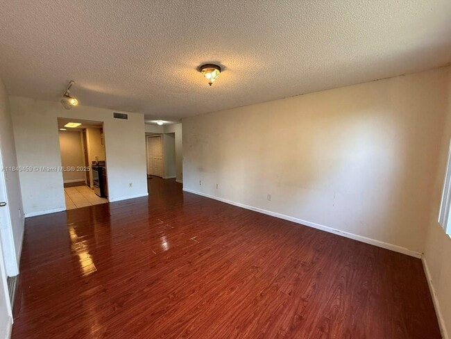 4401 W McNab Rd in Pompano Beach, FL - Building Photo - Building Photo