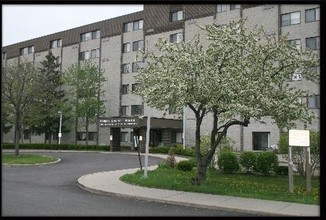 Robert Dorrell Manor in Toledo, OH - Foto de edificio - Building Photo