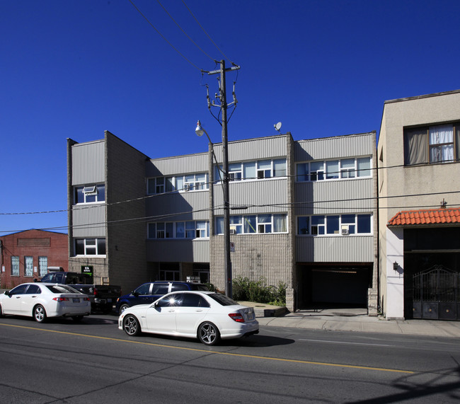 1136 Dupont St in Toronto, ON - Building Photo - Building Photo