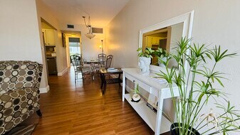 2102 Lake Osborne Dr in Lake Worth Beach, FL - Building Photo