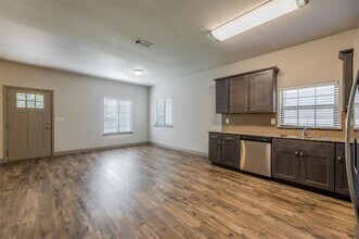 512 E Akard St-Unit -200 in Weatherford, TX - Building Photo - Building Photo