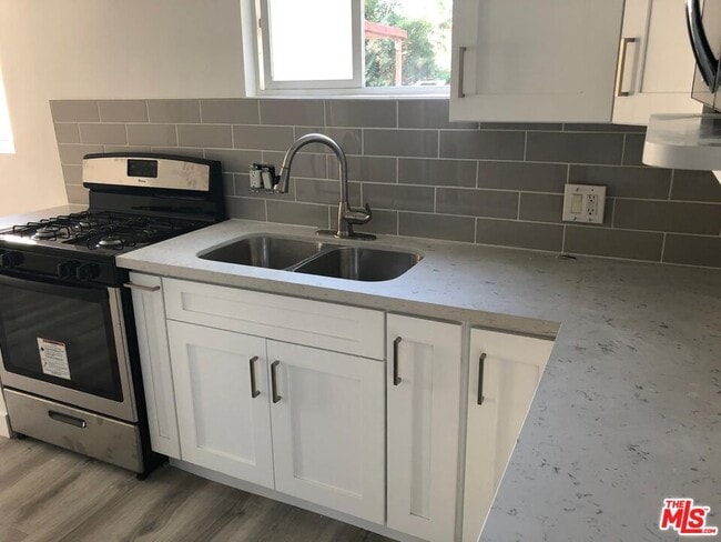 6047 1/2 Bellingham Ave in Los Angeles, CA - Building Photo - Building Photo