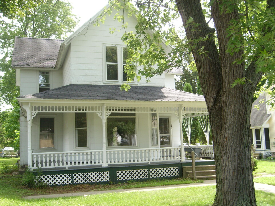 143 Oak St in Hillsdale, MI - Building Photo