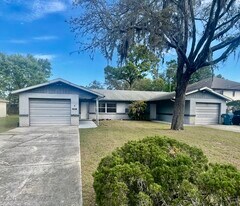 10337 Usher St in Spring Hill, FL - Building Photo