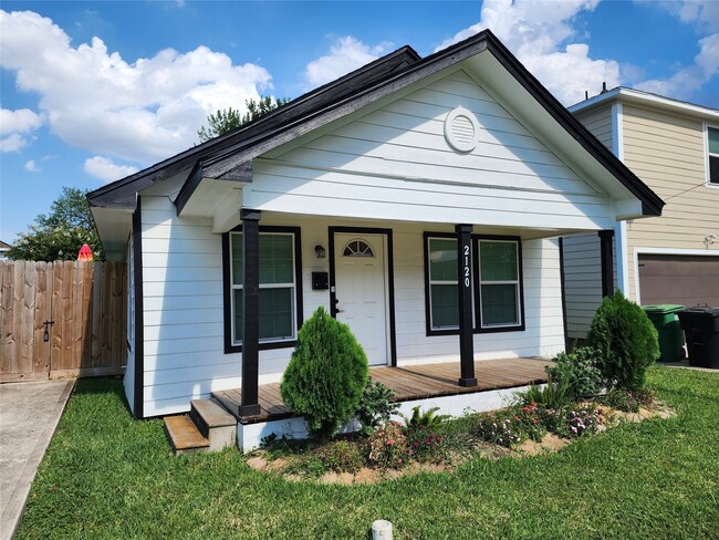 2120 Yates St in Houston, TX - Building Photo - Building Photo