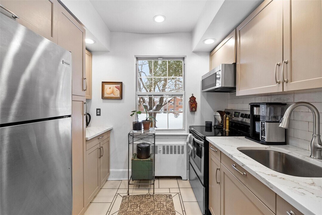 182 Pinewood Rd in Hartsdale, NY - Building Photo