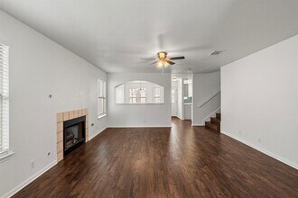 210 Summerside Ave in Lockhart, TX - Building Photo - Building Photo