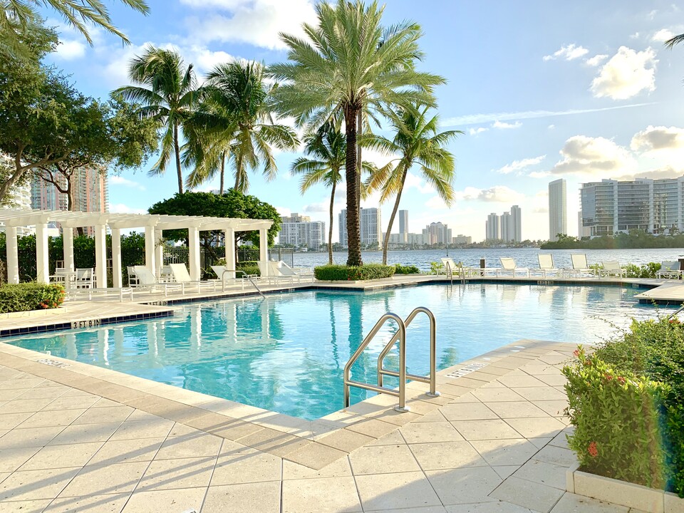 3245 NE 184th St in North Miami Beach, FL - Building Photo