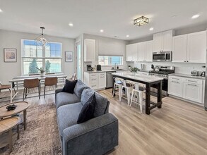 28411 Torch Pkwy, Unit SI ID1502223P in Warrenville, IL - Foto de edificio - Building Photo