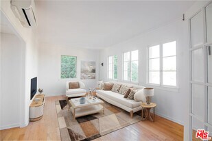 1201 N Crescent Heights Blvd in West Hollywood, CA - Building Photo