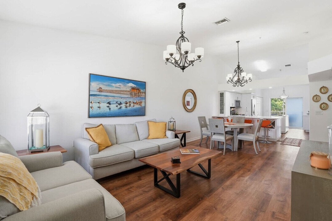 4945 Cougar Ct S in Naples, FL - Building Photo