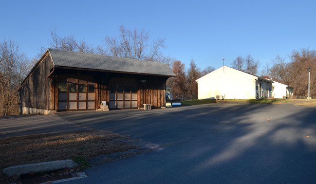 Park Hill in Broad Brook, CT - Foto de edificio - Building Photo