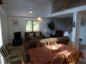 52 Webster Ave in Narragansett, RI - Building Photo - Building Photo