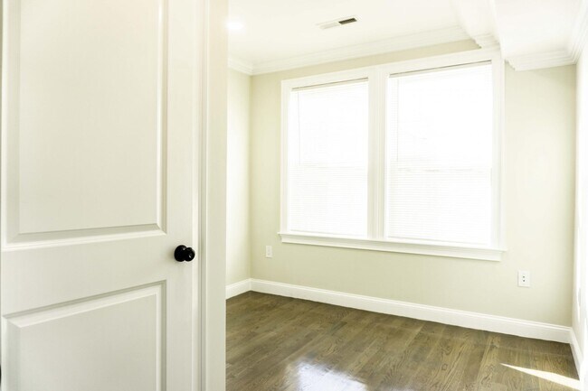 2021 Commonwealth Ave, Unit S in Boston, MA - Building Photo - Building Photo